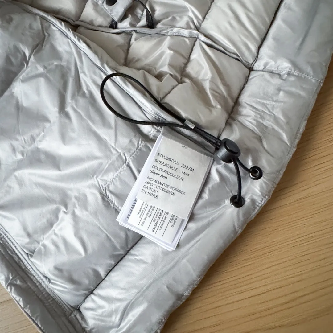 Style number: Y 76 top purchasing version 𝘾𝘼𝙉𝘼𝘿𝘼 𝙂𝙊𝙊𝙎𝙀/Canada Goose 2227 lightweight model. Super Lightweight, no weight on the upper body at all! Show more temperament‼ Canada Goose, a Canadian brand, has always been recognized as the warmest down jacket. Various Instagram celebrities, Internet celebrities, and celebrities often wear it for street photos. I make Canada Goose every year, but I still can’t get rid of my love for the goose. No matter how cold the winter is, there is no need to be afraid. Canada Goose is the legendary warmest down jacket and is known as a must-have for Arctic outdoor sports! The most popular down jacket in the world, celebrities are rushing to buy it, it is a must-have! Sizes: S-2XL Color: Silver Gray (Red Label) Silver Gray (Black Label), Black (Red Label), Black (Black Label), Dark Blue, Light Blue
